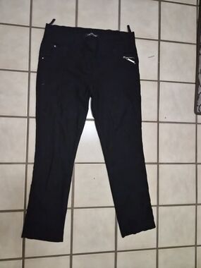 Black Straight-Leg Women's Jeans with Zip Pocket